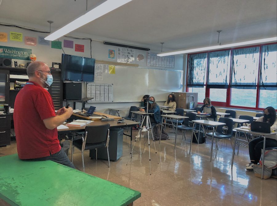 Mark Minnick teaches his AP Psychology class in person and virtually amid the pandemic